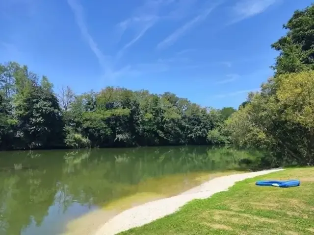 Zasebna plaža na Krki, pogled na reko