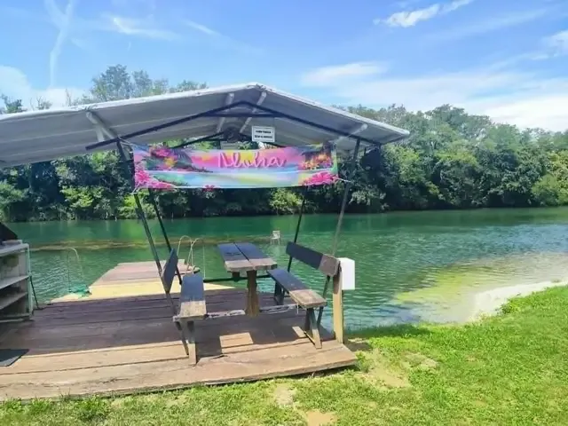 Zasebna plaža na Krki, ob bregu